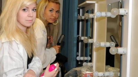 Dansarna Frida Andersson Grahn och Jonna Rantala fick vara snabba med sina ombyten  inför sina dansnummer.
