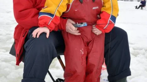 Alice Brännmark med barnbarnet Maja på pimpeltävling i Månsbyn.