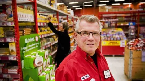 Krister Öystilä, butikschef, tycker att hans personal är värd mer betalt. "Det är ett dyrt avtal för arbetsgivaren, men det får vi klara", säger han.