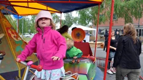 Barnen tyckte i alla fall att det var kul att åka karusell. Här kliver Wilma Lindbäck Andersson, 4, av efter en tur.