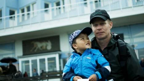 Kim Andersson, 3, var mer intresserad av lekparken och hoppborgen än själva travet. Han och pappa Nils-Erik bor bara 150 meter från travbanan.