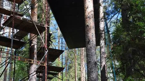 Första trädhuset svävar i luften, "The Cabin". Det fästs med metallklämmor runt fyra träd. FOTO: Nina Pettersson