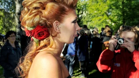 Kvällens häftigaste hårkreation? Paulina Isaksson, Handelsprogrammet, fick sitta tre timmar hos Lisa på Killer Queen. Men det var det ju värt.