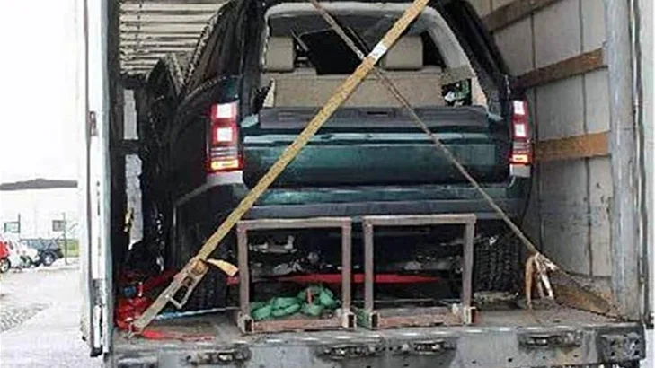 Den här synen mötte polisen när de stoppade lastbilen i närheten av Ödeshög. En stulen Range Rover fanns i lasten.