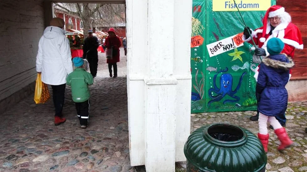 Många lockades till julmarknaden i Gamla Linköpings gränder och några prövade fiskelyckan hos tomten.