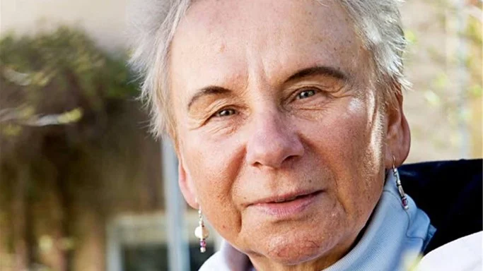 Linköpingsförfattaren Helmi Jönestam har tidigare skrivit böckerna "Rör mig inte, se mig bara" och "I Tjeboksary har träden vita strumpor".