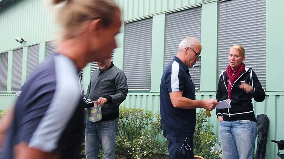 Sandra Svensk och Michael Svensson får flera frågor om vad som händer om strejken bryter ut. Hur går för dem som har semester till exempel? Svaret blir att de inte påverkas förrän de kommer tillbaka.