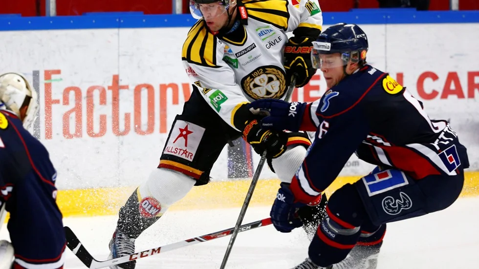 LINKÖPING 20131205 Brynäs Greg Scott mot Linköpings Jesper Pettersson under torsdagens SHL-match i ishockey mellan Linköpings HC och Brynäs IF i Cloetta Center i Linköping.
Foto: Stefan Jerrevång / TT / Kod 60160