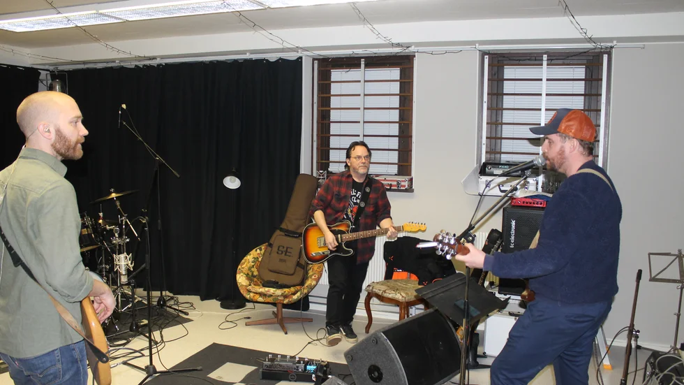 Motalabandet Americonda har sin replokal i gamla Luxorhuset i Motala. Här ses tre av bandmedlemmarna, från vänster: Johan Petersson (bas) (grön skjorta), Jonnie Andersson (gitarr) (rutig skjorta) och John Cederqvist (gitarr, sång).
