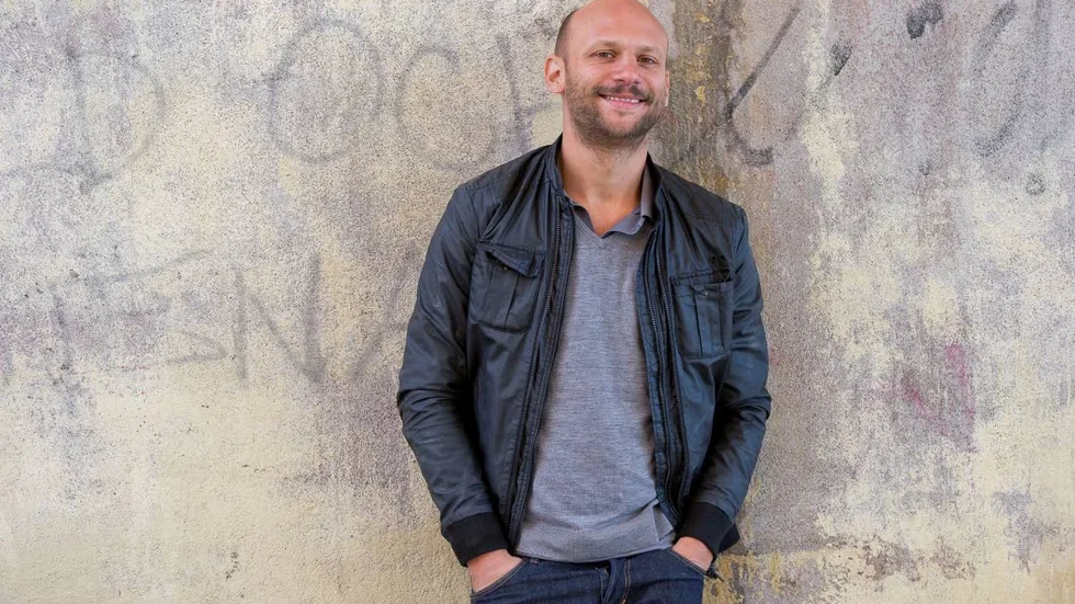 Stephan Mendel-Enk, född 1974, debuterade 2004 med boken "Med uppenbar känsla för stil".