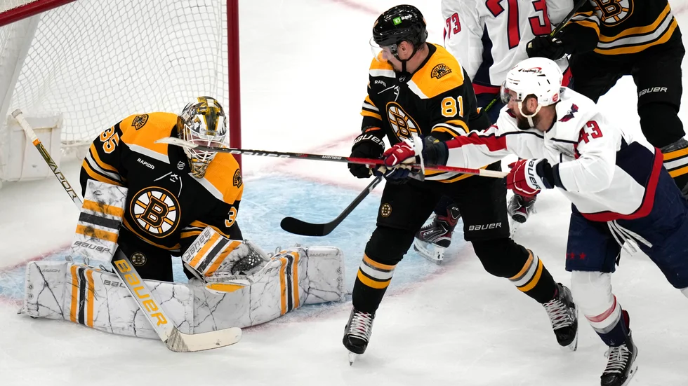 Bostons svenske målvakt Linus Ullmark med pucken, som sköts mot mål av Washingtons Tom Wilson, i plockhandsken. Efter 19 räddningar gick Ullmark av isen i tredje perioden med någon form av skada.