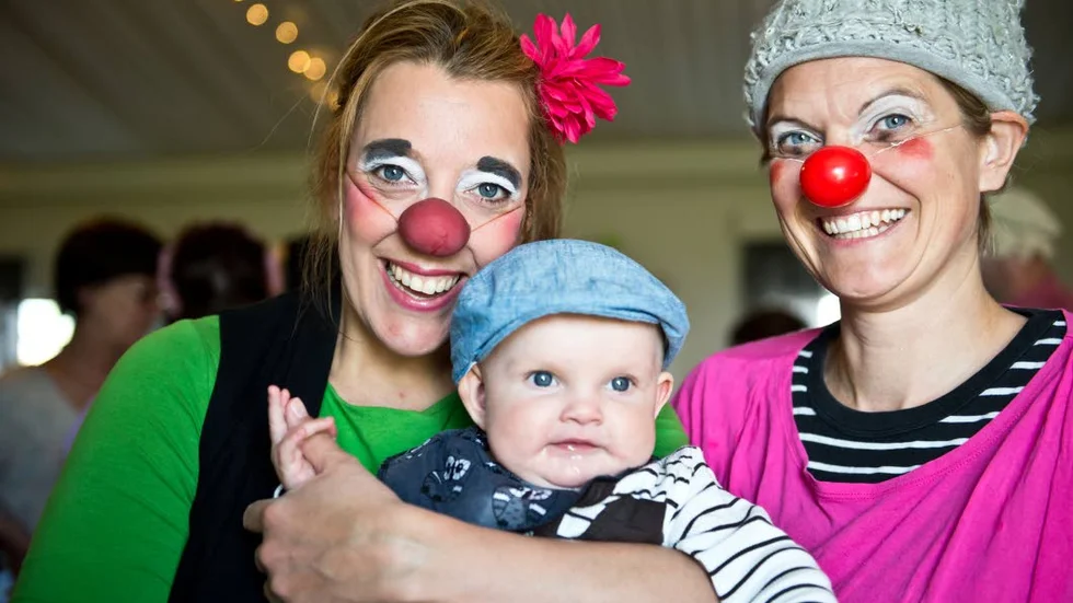 Kajsa Jonasson (med sonen Henning, 6 månader) och Anna Wik spelar på clownfestivalen i Falerum.