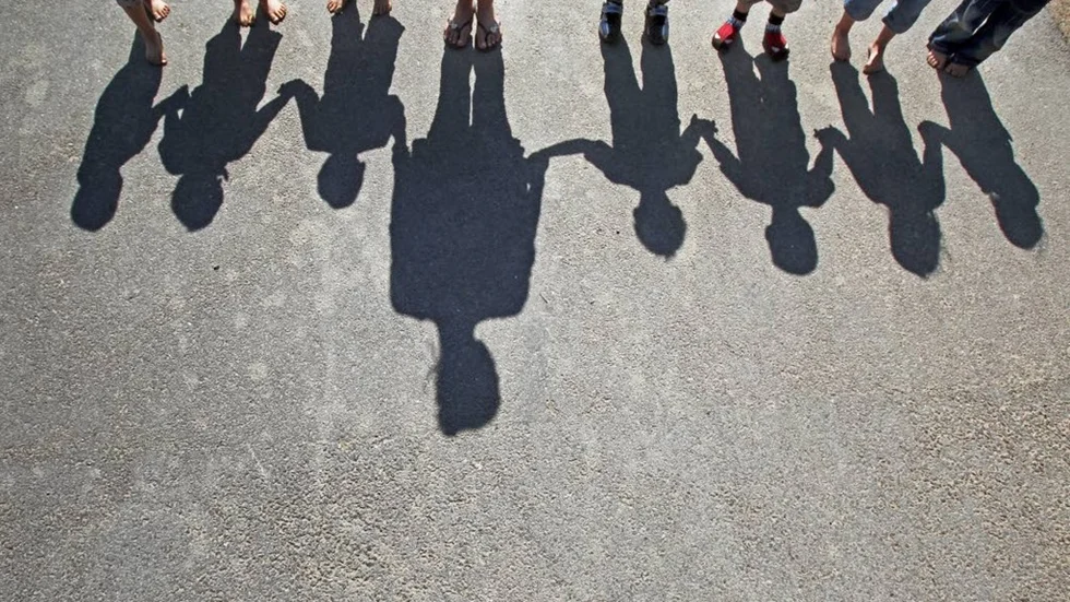 Grupperna växer och barnen verkar gå längre dagar. Vad får det för följder för förskolan, frågar sig skribenten.