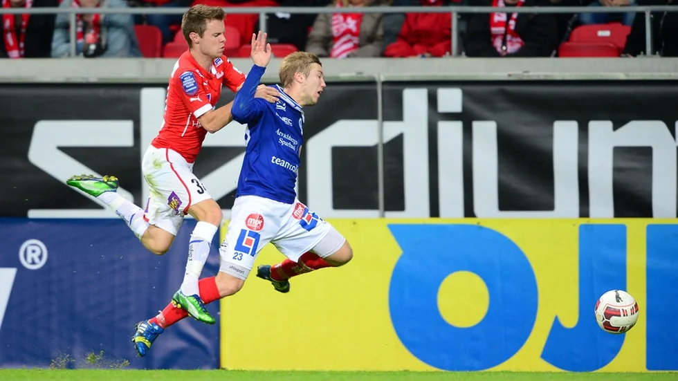 KALMAR 20140407 Kalmars Måns Söderqvist river ner Åtviadabergs Anton Tinnerholm i måndagens allsvenska fotbollsmatch mellan Kalmar FF och Åtvidabergs FF på Guldfågeln Arena i Kalmar. 
Foto: Patric Söderström / TT / Kod 10760