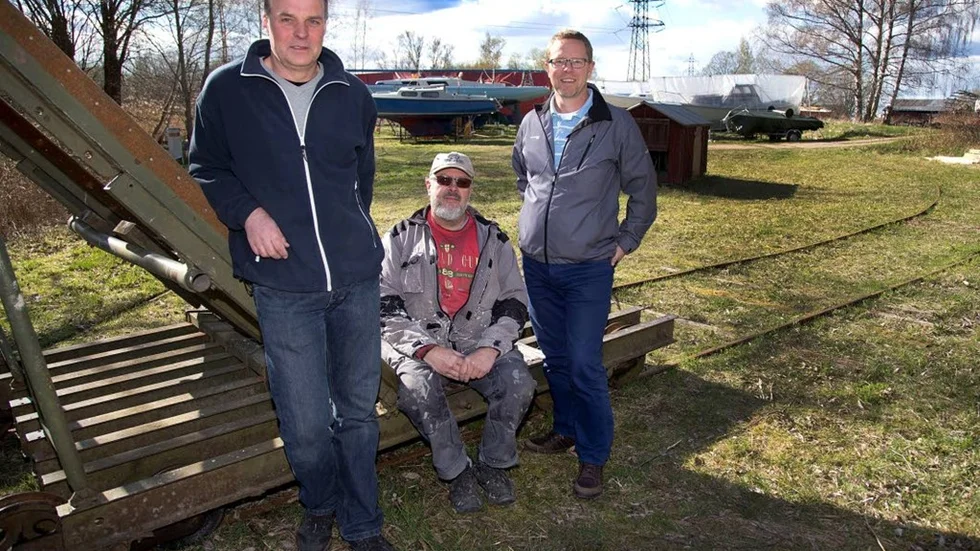 För sista gången. Den gamla spårbundna båtslipen används för sista gången när 120 segelbåtar sjösätts från gamla varvsområdet sista helgen i april, något Peter Arkenius, Jan Borg och Jan Thunholm tänker se till att dokumentera.