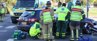 Två förda till sjukhus efter taxikrock