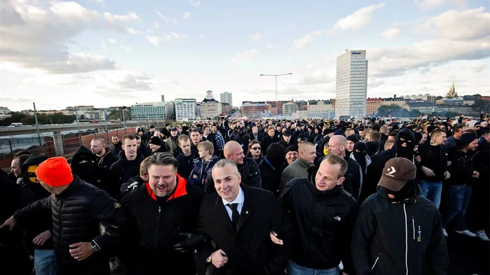 AIK-marsch mot derbyt mot Djurgården i förra veckan. Längst fram syns AIK:s ordförande John Segui.