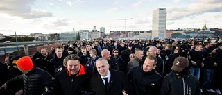 Arm i arm med huliganer