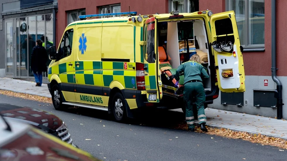 SÖDERTÄLJE 20121010
Ambulanspersonal plockar ut en bår ur en ambulans 
Foto: Pontus Lundahl / SCANPIX / kod 10150