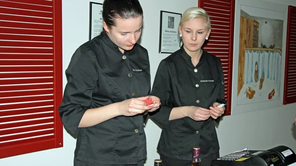 Ida Knutsson och Amanda Kardell från Dackeskolan sålde dryckesbiljetter.