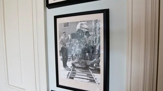 På Kent Person väggar hänger bilder från filminspelningen av Sven Klangs kvintett.