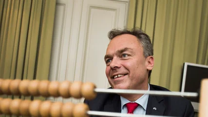 STOCKHOLM 2013-12-07
Jan Björklund, partiledare för Folkpartiet och utbildningsminister, fotograferad med en kulram framför sig 
Foto: Lars Pehrson / SvD / TT / Kod 30152
** OUT DN och Dagens Industri (även arkiv) och Metro**