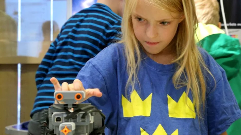 Robotprogrammering. "Lagom komplicerat", tycker 9-åriga Ia Aanstoot om att få roboten att fälla ut sina armar och greppa dryckesburkar.