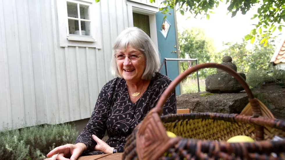 Under valnötsträdet har Barbro Lindgrens sin favoritskrivplats om somrarna.