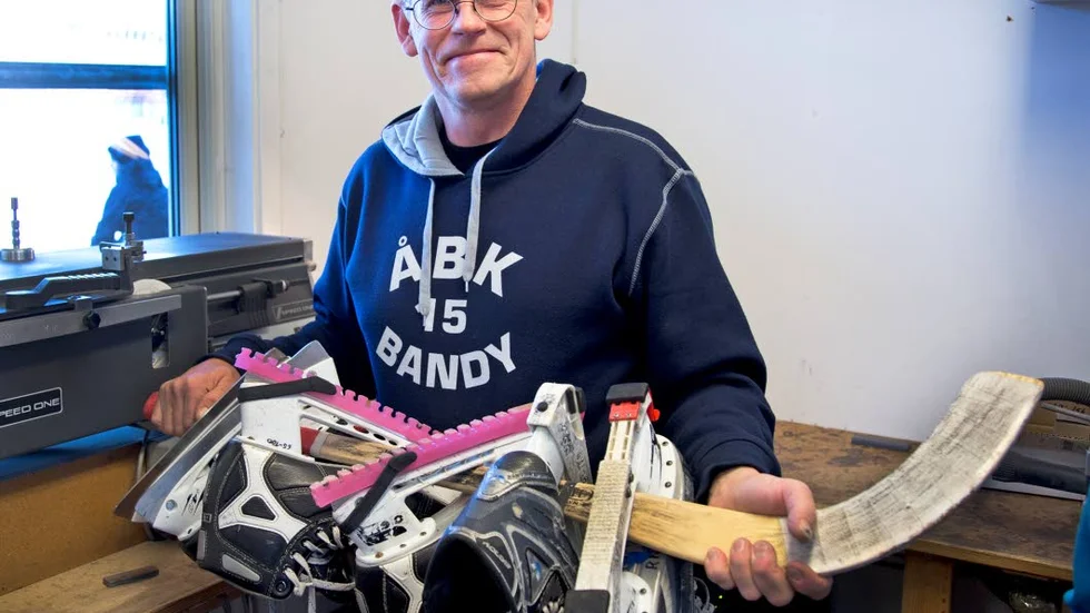 Klart. Magnus Thor är klar med ännu en laddning skridskor för ÅBK:s ungdomslag U16. Hur ofta skridskorna slipas beror på åkarnas åkteknik.