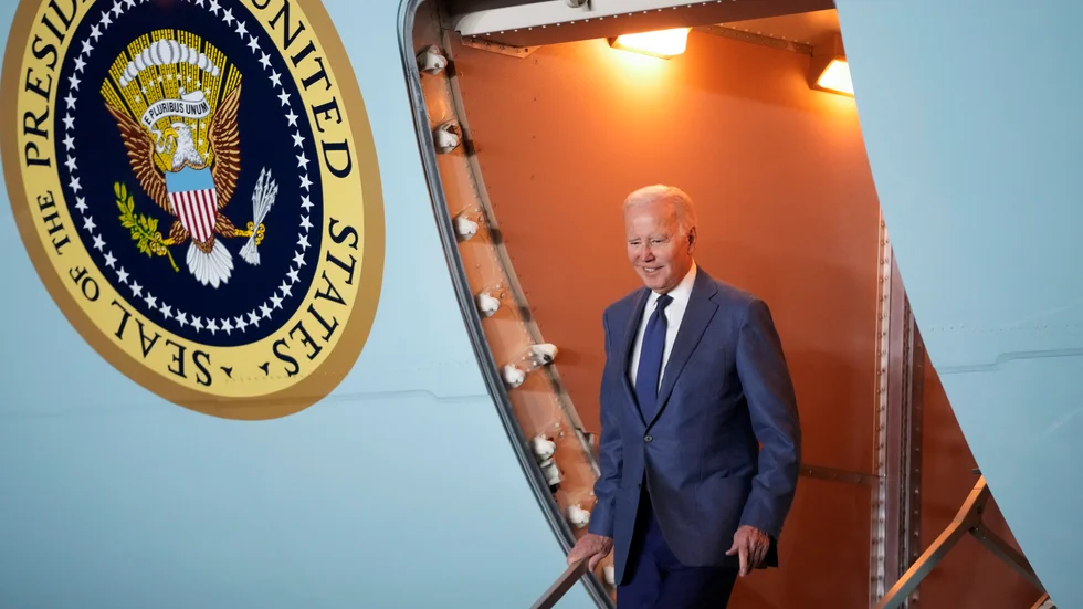 USA:s president Joe Biden går av Air Force One i Belfast.
