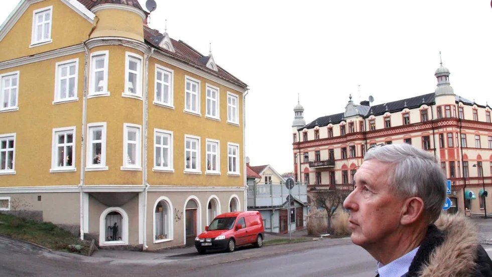 Ögongodis. Gösta Gustavsson gillar byggnadsmiljön vid Skvallertorget/Grönedegatan.