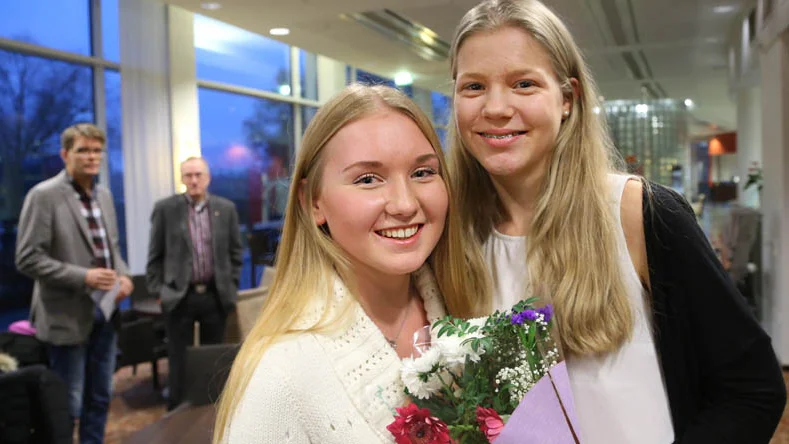 Maria Bobic Lindstrand, till höger är årets lucia. Till vänster, tärnan Hedvig Kraft.