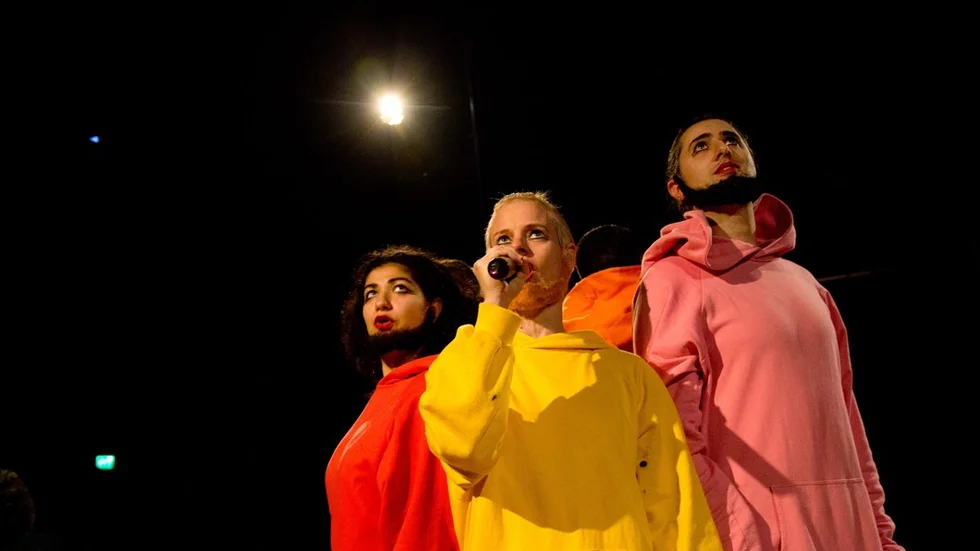 Marken brinner
Ung scen/öst
fv Bahareh Razekh Ahmadi, Johanna Skobe och Ardalan Hakimi Fard
Foto Pia Molin