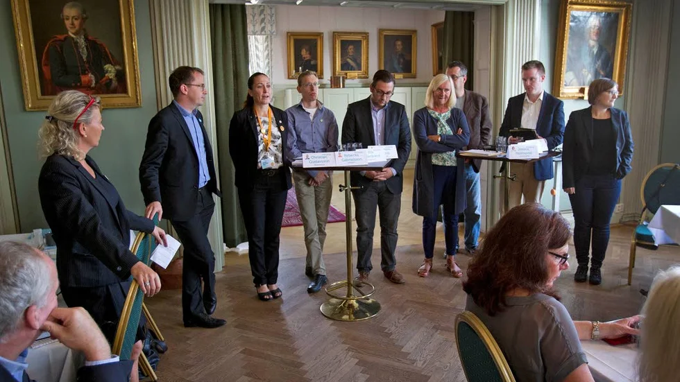 Laddade men fridfulla företagare lyssnade på valdebatten mellan de åtta partier som sitter i kommunfullmäktige.