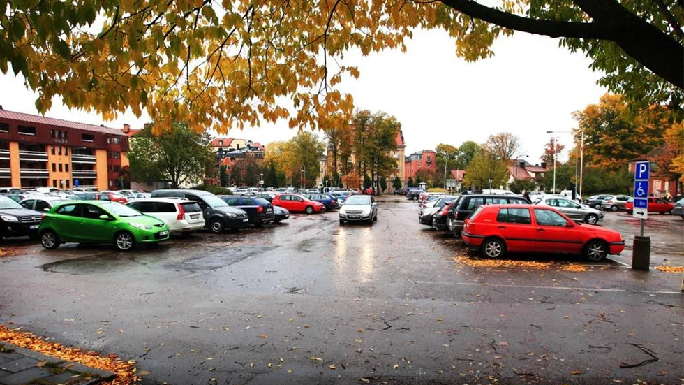 Parkeringen Eddan i dag. I framtiden kan det bli upp mot 180 nya lägenheter på den här platsen.