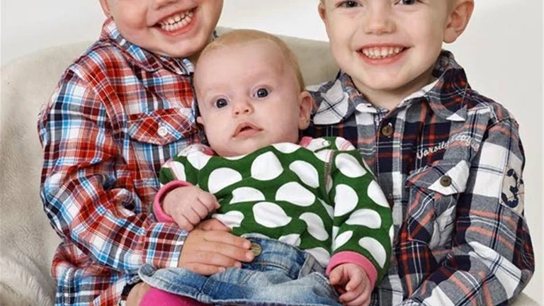 Cecilia Eriksson och Roger Jonsson, Aska, Vadstena, fick den 14/2 dottern Alice. Längd 51 cm, vikt 3 640 g. Syskonen heter Emmy, 18 år, Mimmi, 13, Hugo, 5, och Vincent, 3.