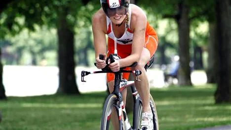 Emma Graff, Stockholm city triathlon, på väg in för varvning.