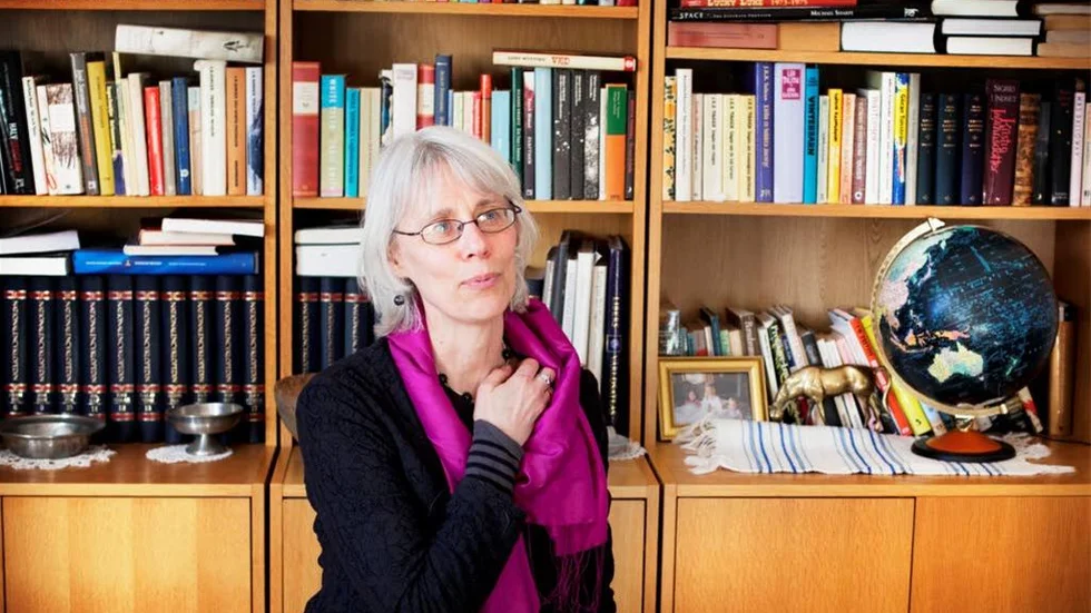 Ann Cederberg hemma i bostaden i Linköping. Bokhyllorna är välfyllda hos svensklektorn.