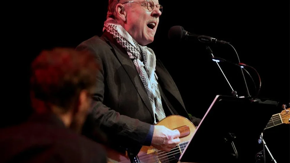 Mikael Wiehe drog bara 300 personer tilll lördagens konsert i Linköping, men höll ändå trycket uppe.