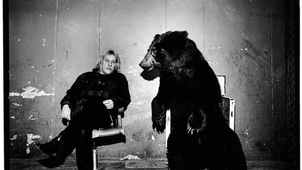 Rovdjursdressören Pavel Kudrja och björnen Jegor på den statliga cirkusen i Moskva, 1998.