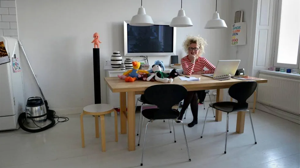 Hemma bäst. Här i den öppna planlösningen mellan kök och rum skapas en stor och ljus rymd där Karin Mannerstål kan tänka utan att bli störd av onödiga prylar och färger.