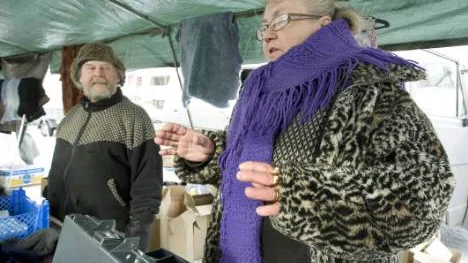 Barbro Nordberg har varit Luleå marknad trogen i minst 25 år. "Vi förlorar en hel del", säger hon apropå att kunderna verkar svika.