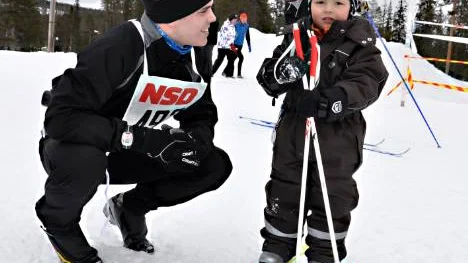 Lille Oskar Junkka beröömer morbror Martin Junkka för att han tagit sig hela spåret runt Dundret idagm