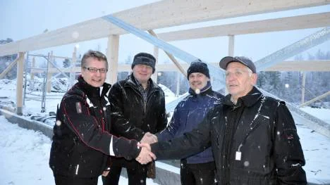Glada miner i snöyran. Kurt Wennberg, efterträdaren till Bengt Niska som själv bor i Korpilombolo, gläds tillsammans med just Niska samt Jonas Rahkola och Sune Heikkilä, den senare kvalitetsansvarig för nybygget.FOTO: K-L Sundqvist