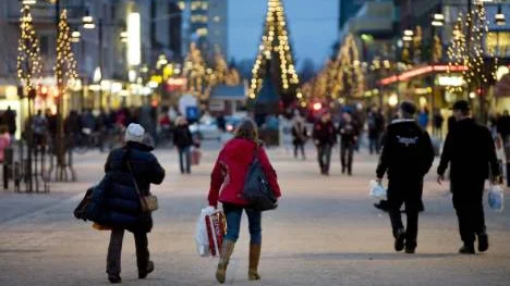 God julhandel? Kommersen har redan kommit igång längs Storgatan i Luleå. Samtidigt väljer alltfler En köpfri dag i dag,                          för att protestera mot shoppingsamhället. FOTO: Pär Bäckström