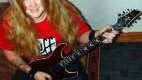 Till vänster: Tommy Johansson kopplar av med ett riff  i sin lägenhet i Boden efter söndagens vinst i Karaoke-SM 2009. Till höger : Bodensaren levererar under söndagens SM-final i Stockholm.