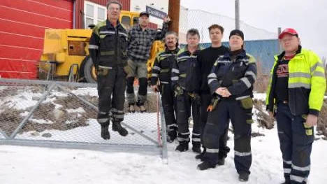 Arbetarna vid företaget Con MIne, vid den sönderkörda stålgrinden. Göran Emanuelsson, Jari Haapanen, Miquel Nunes, Ulf Eriksson, Joakim Gustavsson, Marianne Haapaniemi och Robert Olsson.                                                                                                                                                                                            FOTO: Marie Ridderström