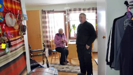 "Vi är sjuka och gamla människor allihopa. Det är en skandal, vi måste få trygghet i boendet," säger Erling Johansson, som tittade in till sin granne,  86-åriga Agnes Jakobsson.FOTO: Marie Ridderström