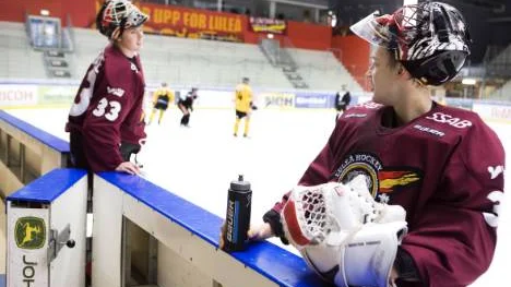 Mattias Modig (t.v.) och Anders Nilsson byter plats igen. Nilsson tar plats i båset och Modig i målet mot Linköping i kväll.