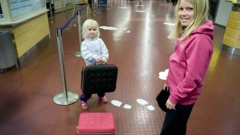 Systrarna Alice, 4, och Julia Bäckström, 11, från Kiruna lämnar kalla Norrbotten för varma Thailand.                                                                                                                                                           Foto: KURT ENGSTRÖM FOTO: Kurt Engström